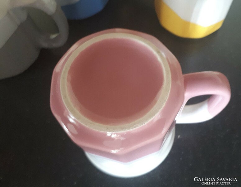 Porcelain mugs in 4 colors with the same pattern