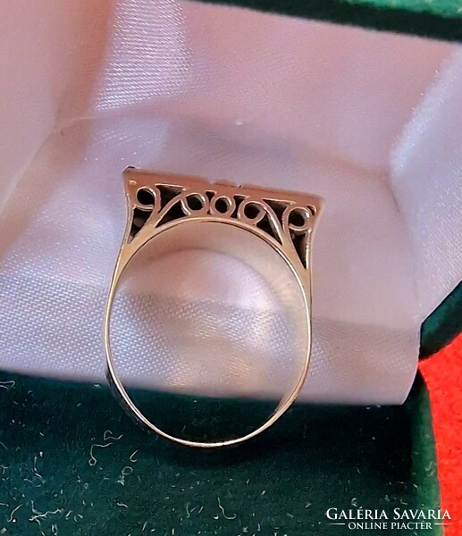 White gold ring with glasses
