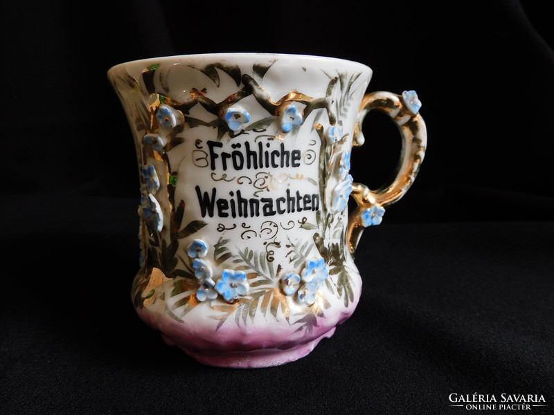 Antik karácsonyi bögre plasztikus virágdíszekkel, német nyelvű felirattal