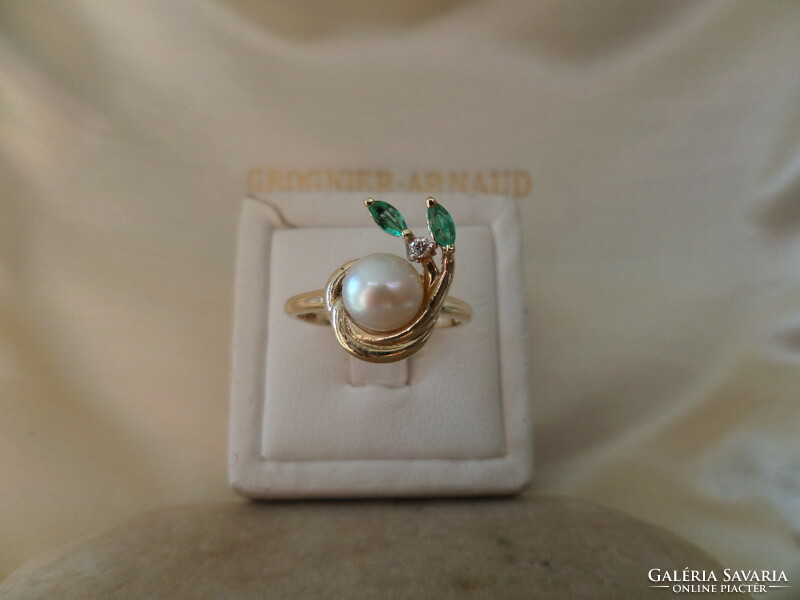 Gold ring with emeralds with pearls and brills