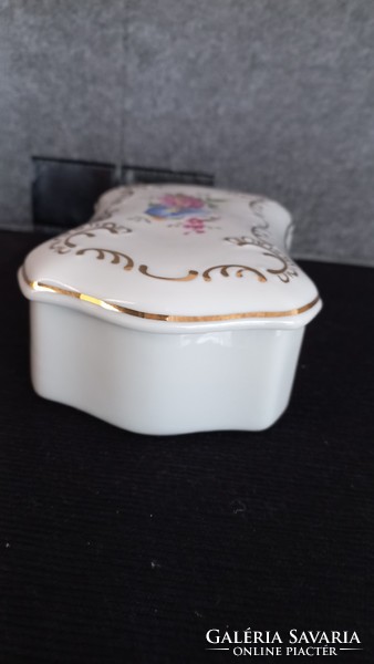 Ravenclaw porcelain bonbonnier, 16.5 x 11 x 5.8 cm, marked,