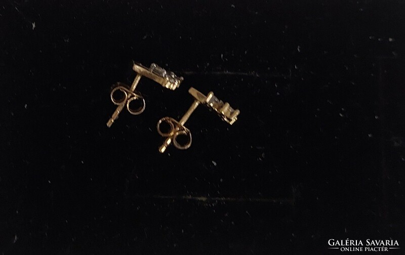 Very decorative 14 carat gold earring decorated with white gold and 3 small zircon stones.!I