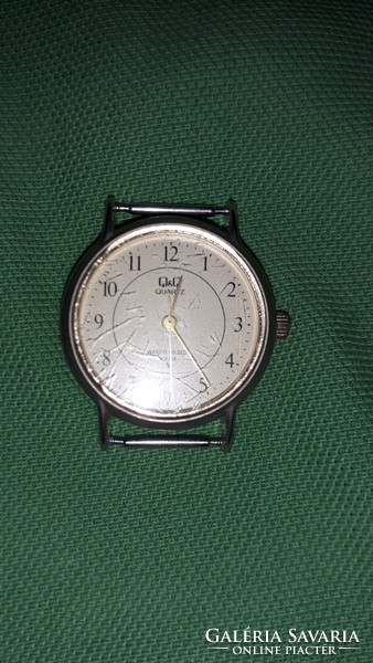 Good condition q&q working quartz quartz watch without strap as shown in the pictures