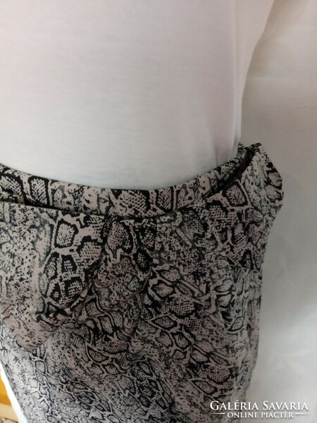 A wonderful skirt with a snake pattern in a unique style. (16)