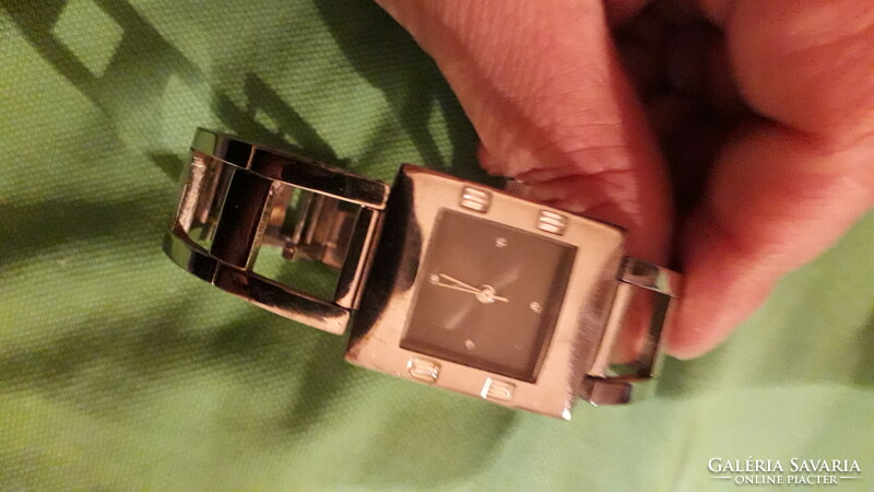 Avon working quartz wristwatch in good condition with steel metal strap as shown in the pictures