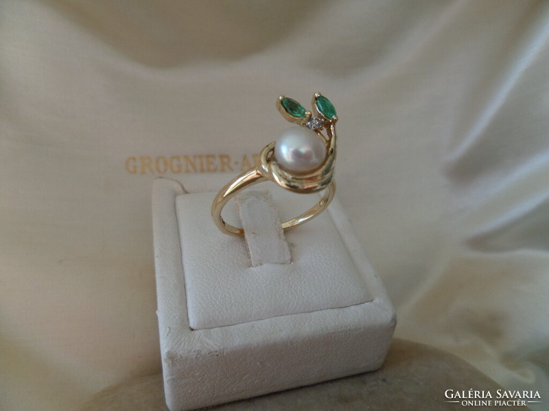 Gold ring with emeralds with pearls and brills