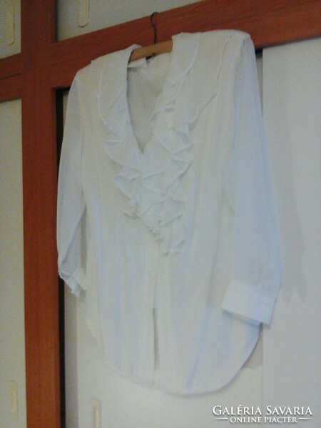 White collar blouse with pockets