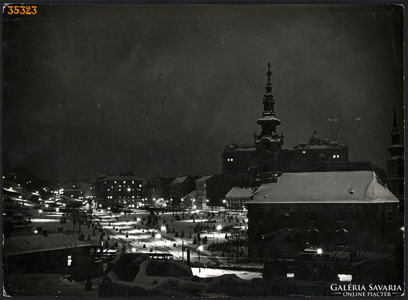 Nagyobb méret, Szendrő István fotóművészeti alkotása. Budapest, Tabán, Rác templom, 1930-as évek.