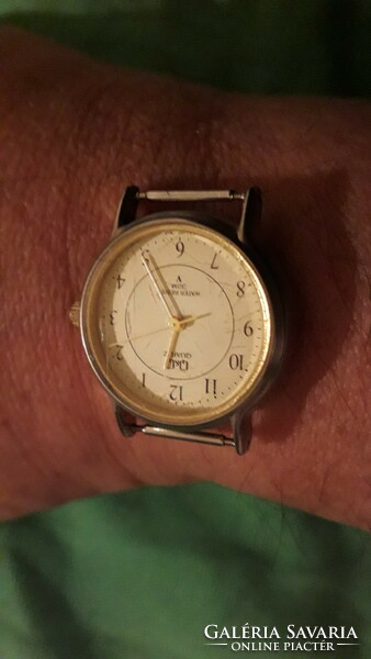 Good condition q&q working quartz quartz watch without strap as shown in the pictures