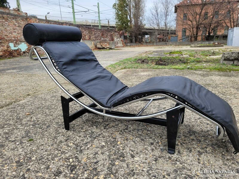 Charles Le Corbusier LC4 Lounge Chair bauhaus Fekete bőr csövázas ágy