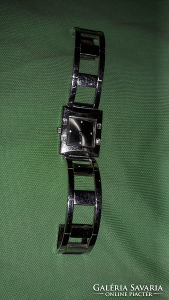 Avon working quartz wristwatch in good condition with steel metal strap as shown in the pictures