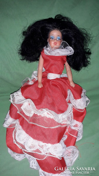 Régi román ARADIENCA -BARBIE  jellegű dús fekete hajú játékbaba eredeti ruhájával a képek szerint 1.