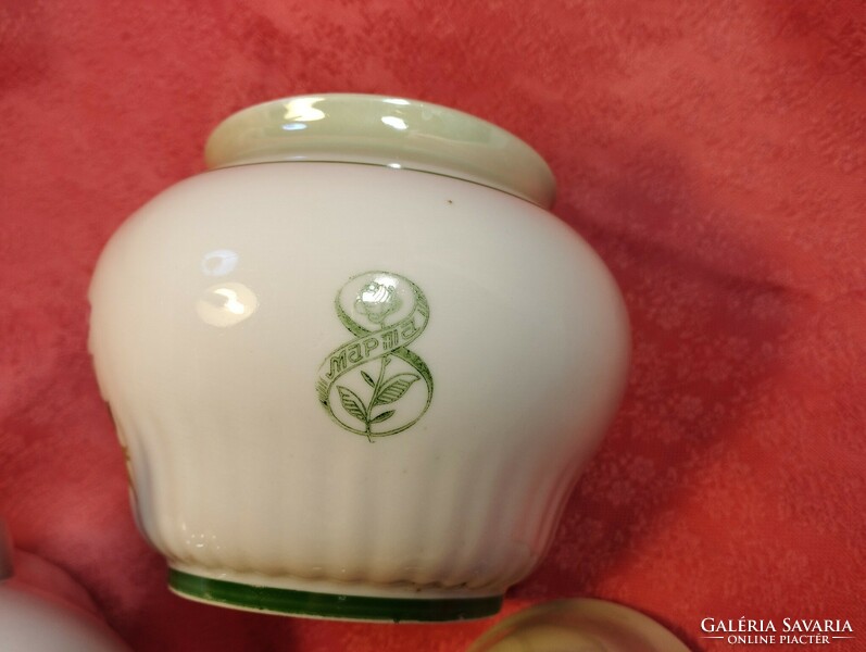 Antik porcelán darabok: kiöntő és cukortartó