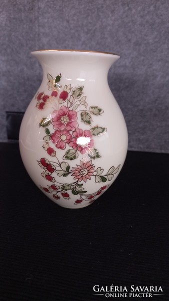 Zsolnay formaszámos vajszínű, kézi festésű virágokkal, aranyozott porcelán váza,