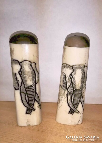 Csont faragvány Só, Bors szóró. Elefántos karcolt dekorációval. Egyedi antik kézműves műtárgy ritkas
