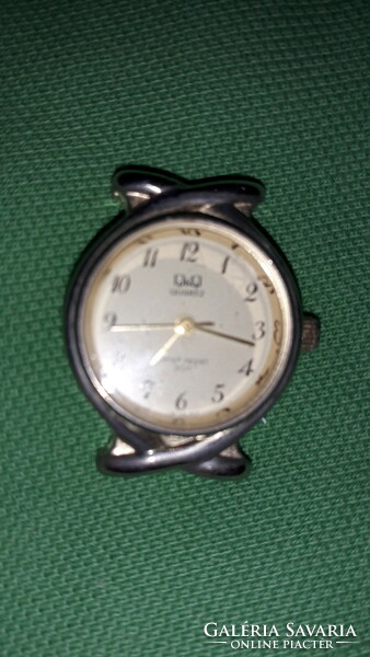 Good condition q&q working quartz quartz watch without strap as shown in the pictures