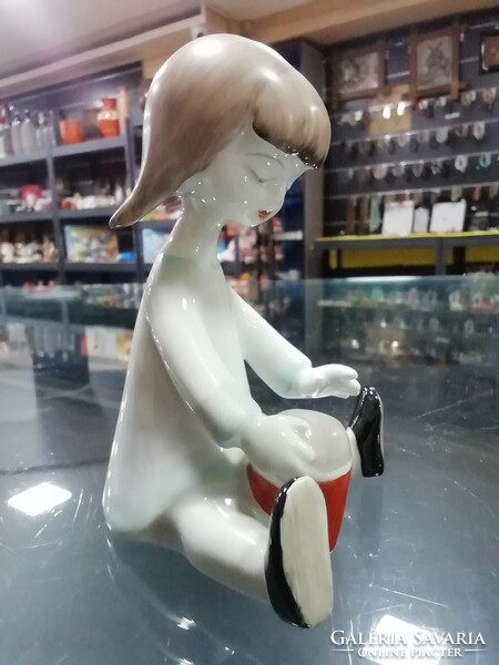 Hollóházi porcelán homokozó kislány figura