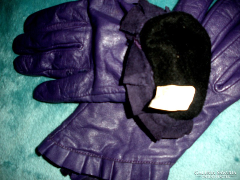 Ruffled purple genuine leather gloves