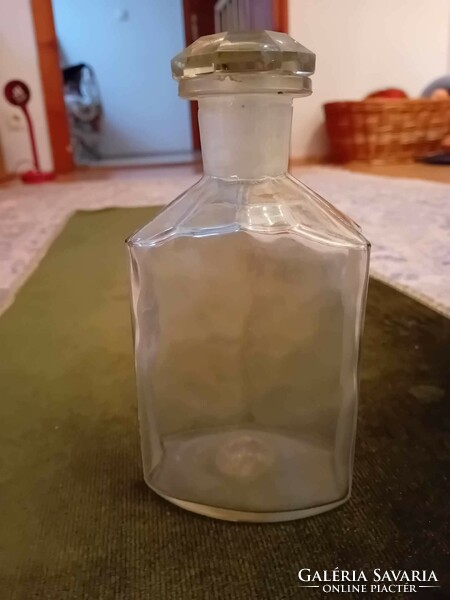 Old pharmacy bottles, in perfect condition