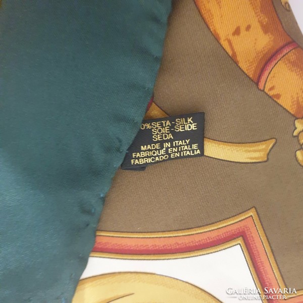 Olasz selyemkendő, pipa ábrákkal  és díszes gyufásdoboz mintával, 85x85 cm