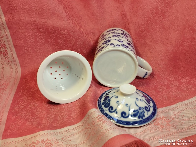 Gyönyörű kínai porcelán csésze, fedővel, szűrővel