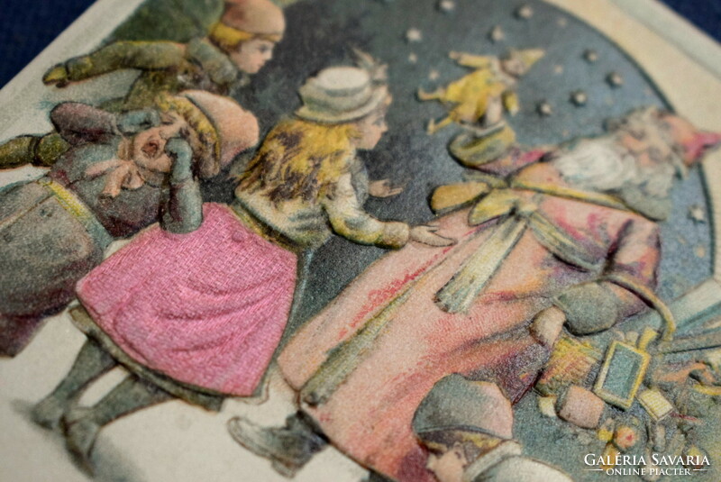 Antik dombornyomott Karácsonyi üdvözlő képeslap -Mikulás, kisgyerekek, játékok selyem anyagú ruha