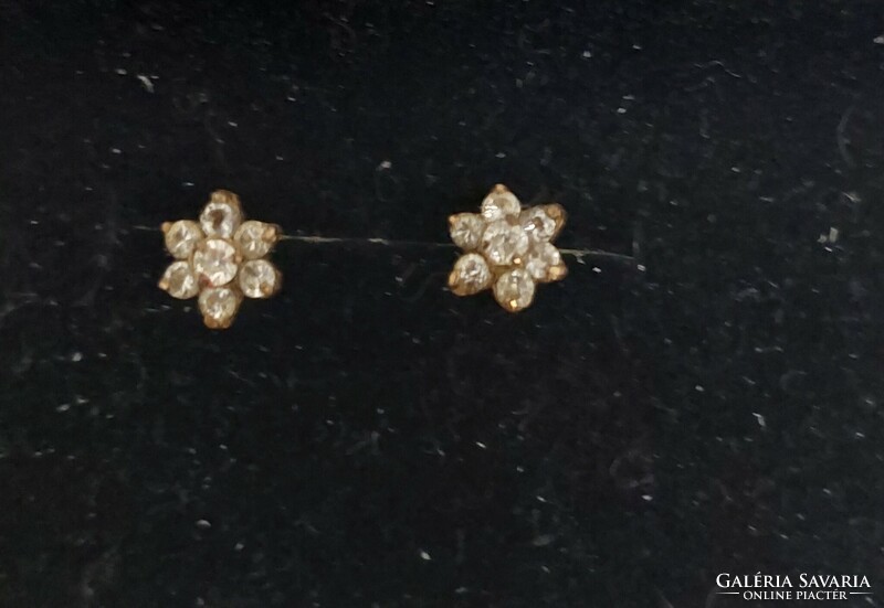 Very beautiful decorative 14 carat gold earrings decorated with 7 small zircon stones.