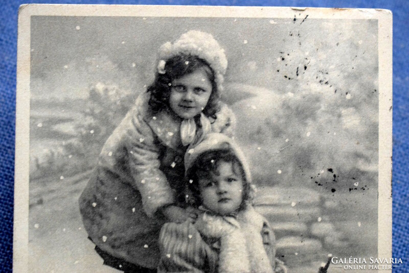 Antik  Karácsonyi üdvözlő fotó képeslap - szánkózó kisleányok , fenyő, domború pecsét 4levelű lóhere