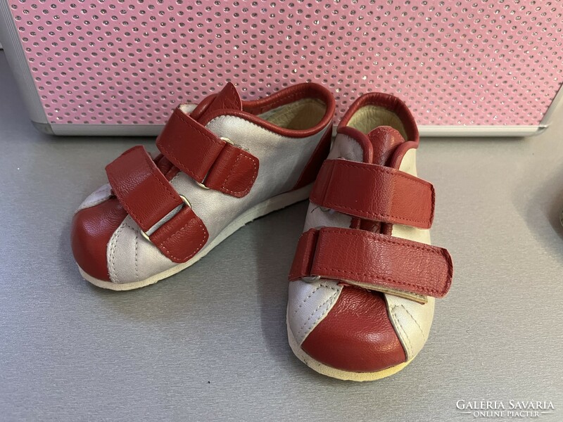Little girl's leather sports shoes, size 21