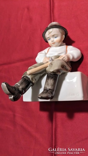 Zsolnay "fafaragó fiú" porcelán figura