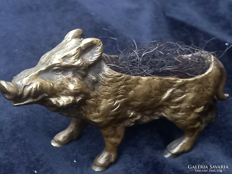 Antique Viennese copper boar figural pillow pin holder from the xix. From Sz / hunting pattern object