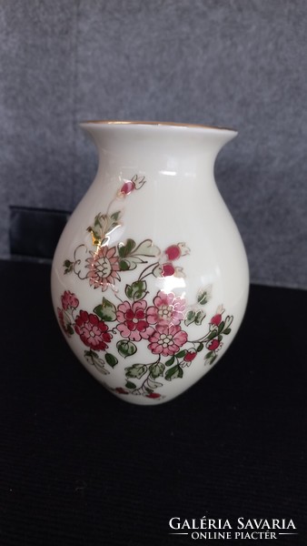 Zsolnay formaszámos vajszínű, kézi festésű virágokkal, aranyozott porcelán váza,