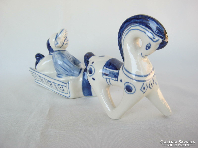 Gzsel retro kék-fehér porcelán szánon utazó család 22 cm