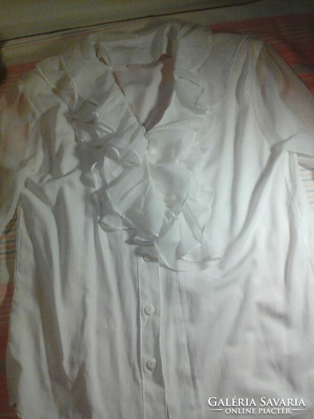 White collar blouse with pockets