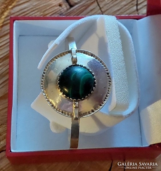 A wonderful silver bracelet with a malachite stone