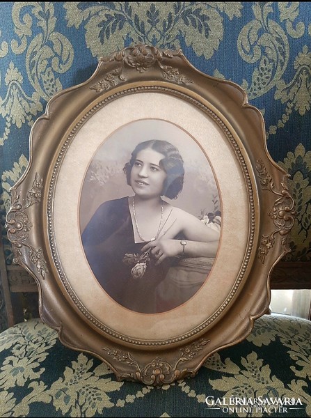 Antique lady portrait photo in a wonderful antique oval picture frame photo from the workshop of Kázmér Karsa in the 1920s-30s