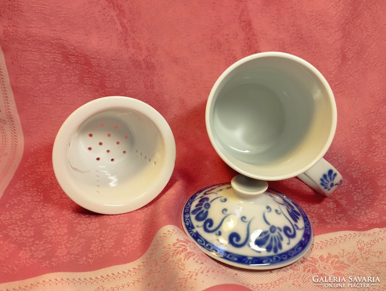 Beautiful Chinese porcelain cup with lid and filter