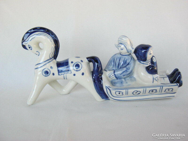Gzsel retro kék-fehér porcelán szánon utazó család 22 cm