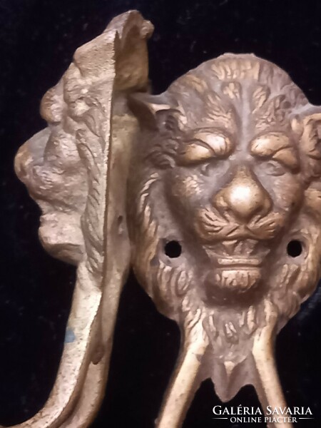 Antik, tömör réz oroszlán figurális akasztó