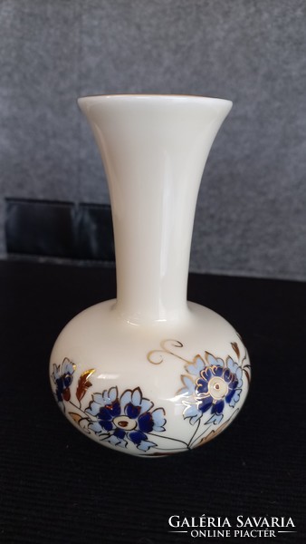 Zsolnay krémszínű, búzavirágos, formaszámos kis váza, aranyozott, 12 X 7 cm, nyílás: 4,5 cm
