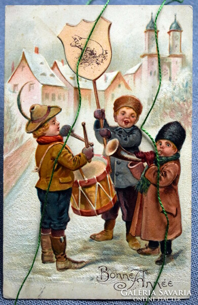 Antik dombornyomott Újévi üdvözlő képeslap -zenélő gyerekek malacos táblával , téli táj 1909