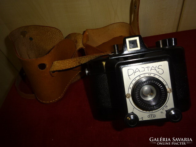 PAJTÁS fényképezőgép, eredeti barna bőrtokban. Jókai.