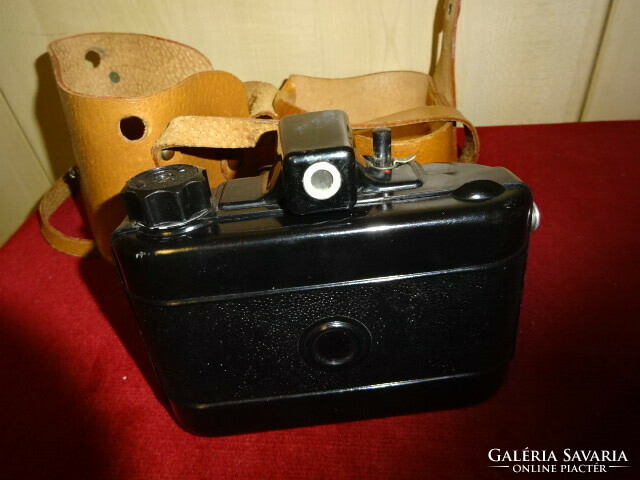 Barn camera, in original brown leather case. Jokai.