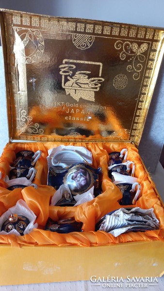 Japán kobaltkék jelenetes, 24.k. arannyal díszített porcelán teáskészlet dobozában