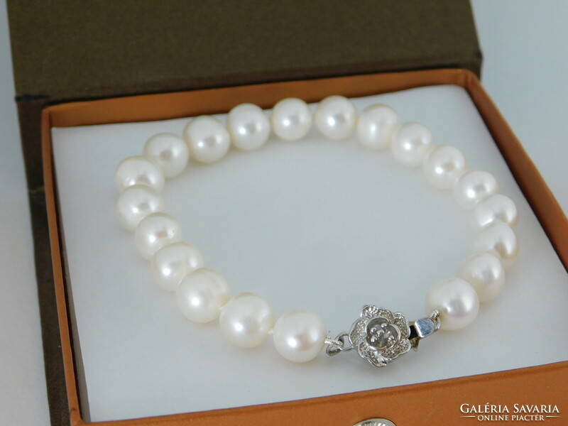 Pearl bracelet rose with silver clasp.