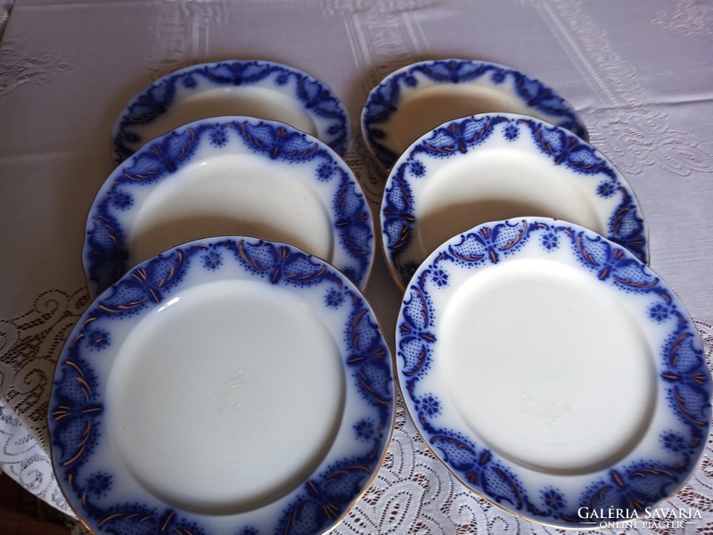Flat cookie plates.