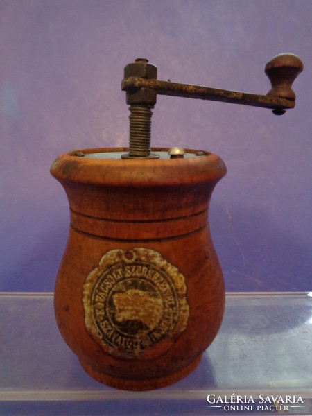 Old pepper grinder with label