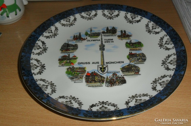 Beautiful, richly gilded, porcelain decorative plate depicting Munich, Germany. 24 cm in diameter.