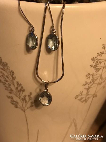 White gold earrings and pendant with natural topaz