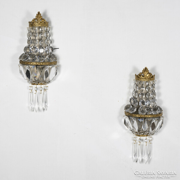 Small ampoule-shaped crystal wall arm in a pair